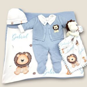 Kit Maternidade Personalizado RN – Macacão Jardineira, Casaquinho e Enxoval Completo