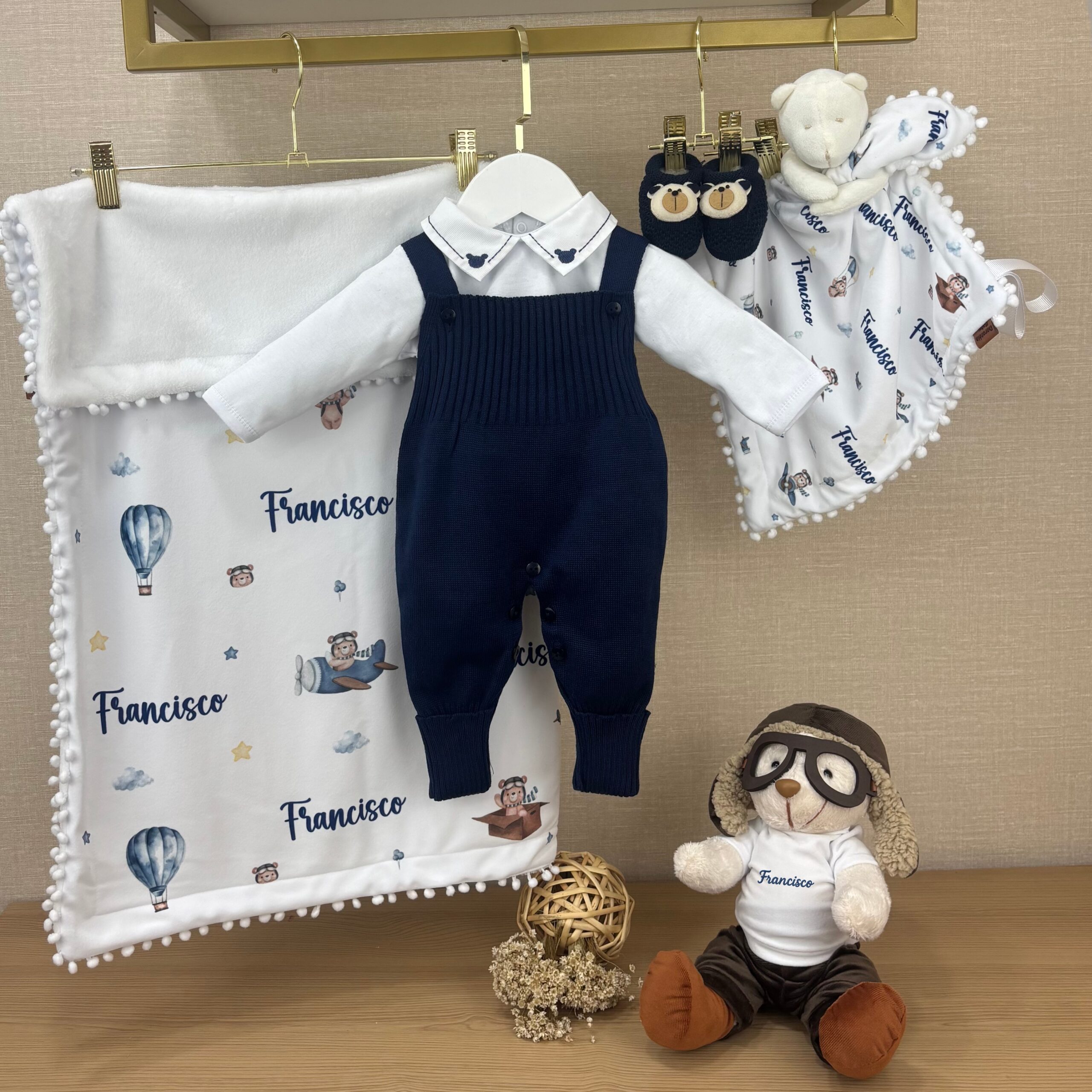 1. Kit Maternidade Personalizado  – Tricô, Manta, Naninha e Urso  Pelúcia