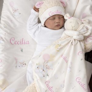 Kit Soninho Ovelhinha Personalizado para Bebê | Cobertor, Naninha e Touca – Dorotéia Baby