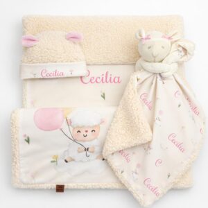 Kit Soninho Ovelhinha Personalizado para Bebê | Cobertor, Naninha e Touca – Dorotéia Baby