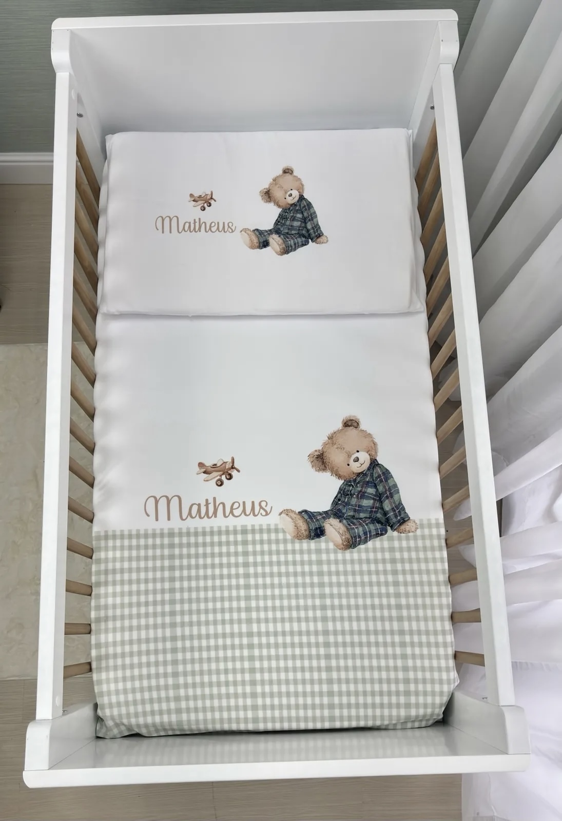 Kit Lençol para Berço Personalizado com Travesseiro Alongado – Toque de Pêssego